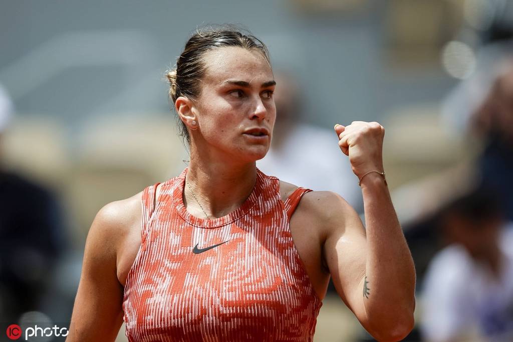 [NBA]里夫斯妙传 戴维斯冲击篮下空接暴扣.